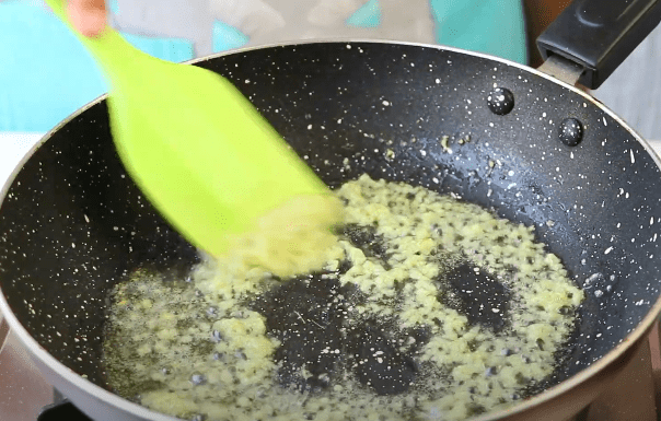 preparation of Kulhad Pizza